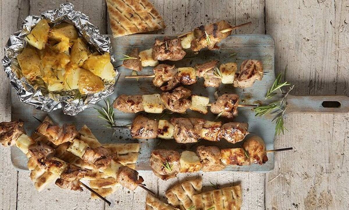 Σουβλάκια με αρνί και χαλούμι και ψητές πατάτες στη σχάρα