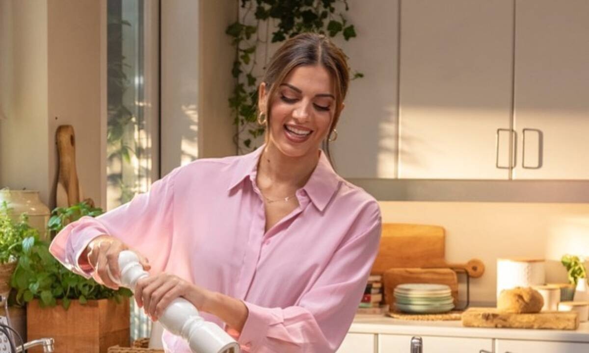 Σταματίνα Τσιμτσιλή: Έφτιαξε ένα εύκολο γλυκό με βοηθό τον γιο της