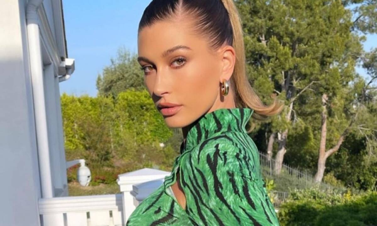 Η Hailey Bieber μας δείχνει πώς να είμαστε κομψές με 3 μόνο items