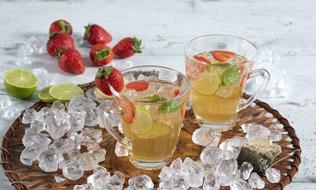 Iced tea cocktail με φράουλες από τον Άκη Πετρετζίκη