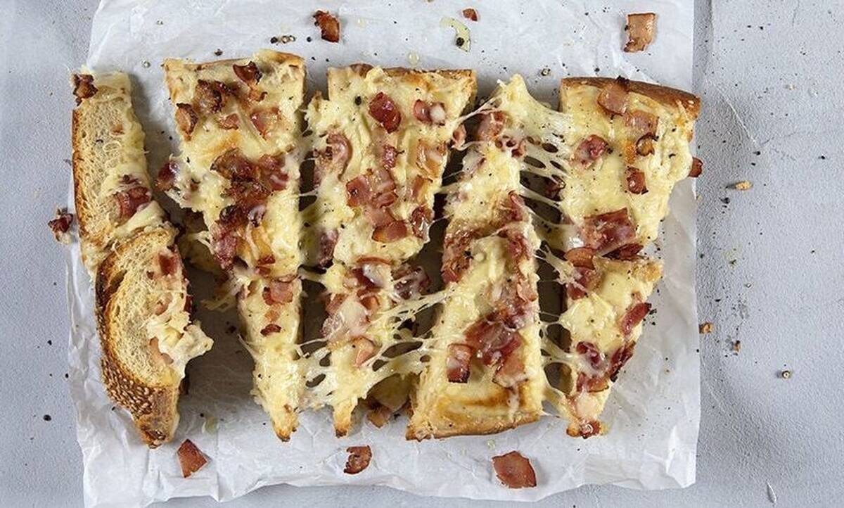 Πεντανόστιμη πίτσα καρμπονάρα από τον Άκη Πετρετζίκη!