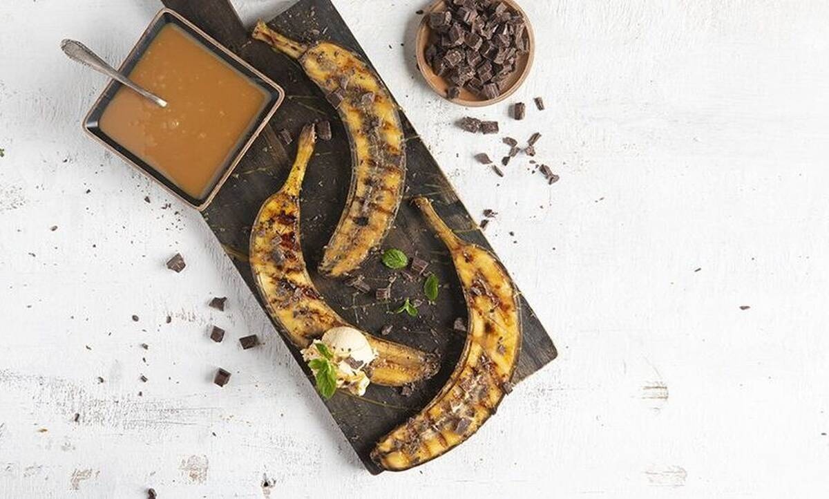 Ψητές μπανάνες με toffee σος και παγωτό καραμέλα από τον Άκη Πετρετζίκη