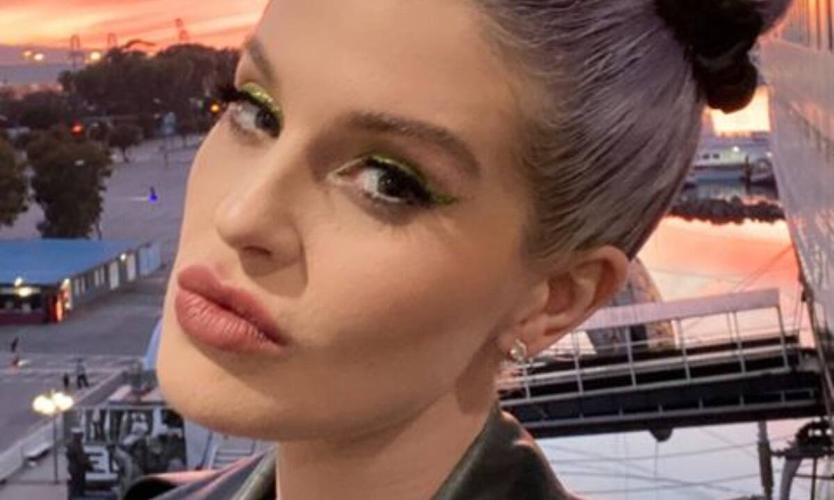 Αγνώριστη από τις πλαστικές η διάσημη; Τι απαντάει η ίδια