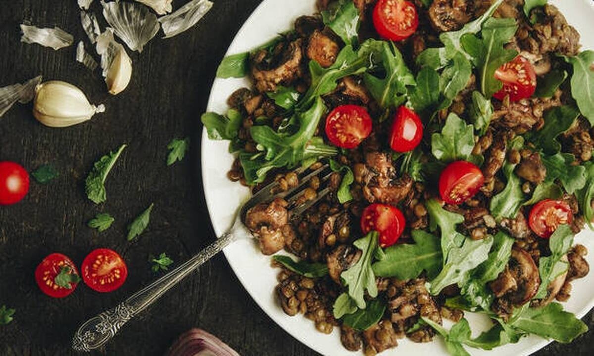 Οι χορταστικές vegan σαλάτες που θα σε γεμίζουν ενέργεια