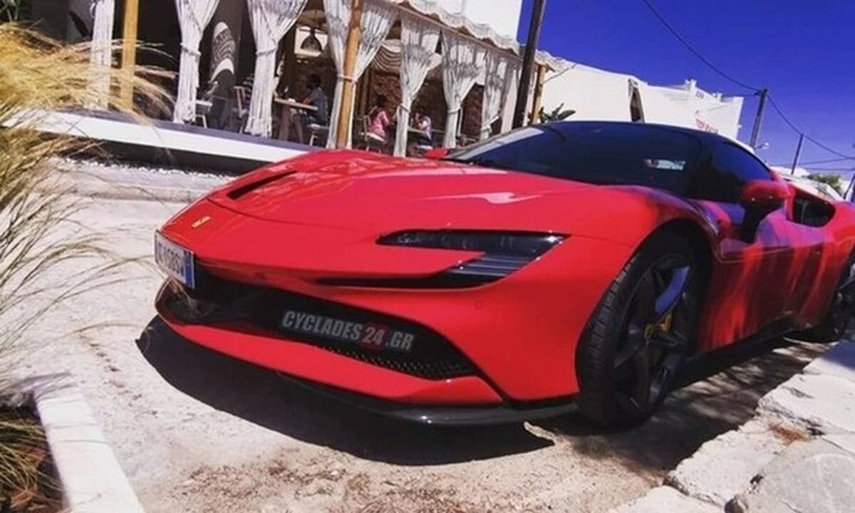 Έλληνας ποδοσφαιριστής κυκλοφορεί σε νησί με Ferrari SF90 Stradale (pics)