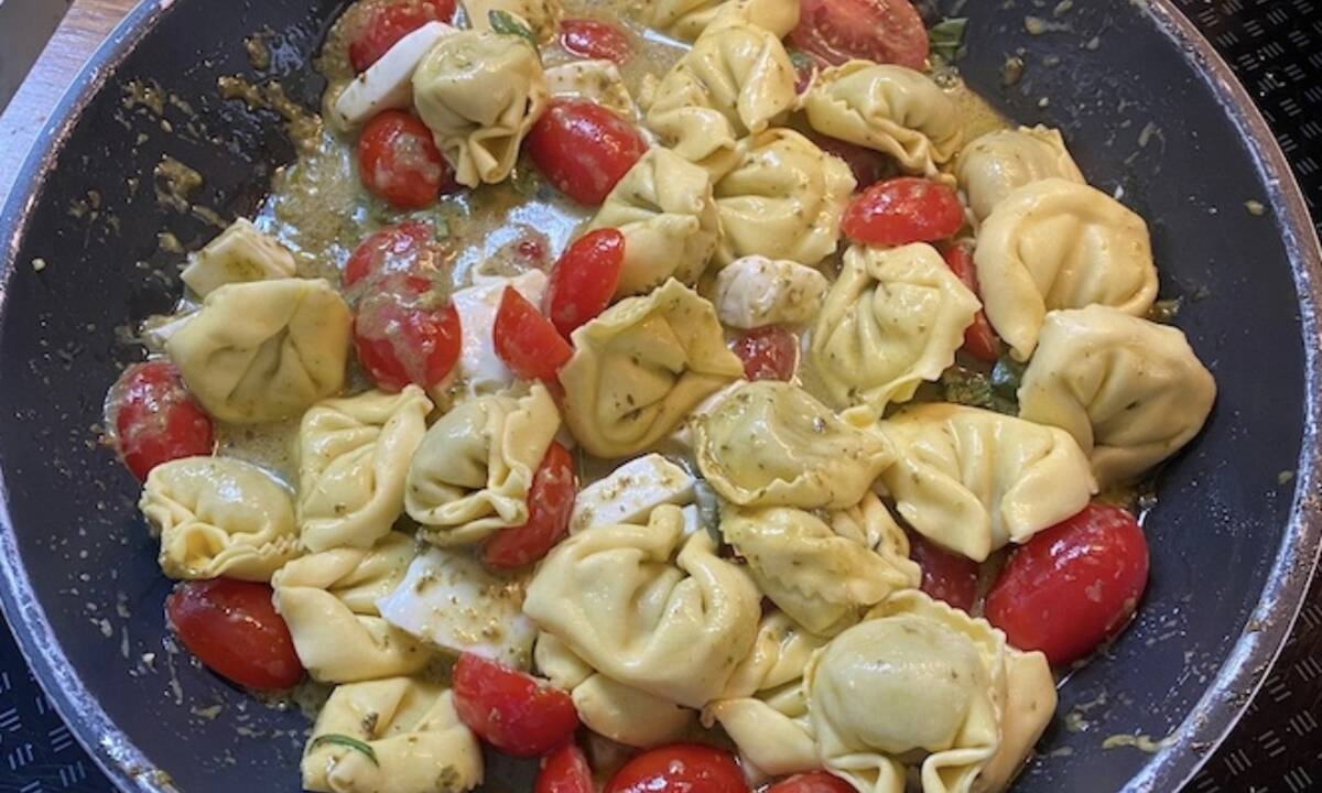 Tortellini mozzarella με πέστο και ντοματίνια (Γράφει για το Queen.gr η Majenco)