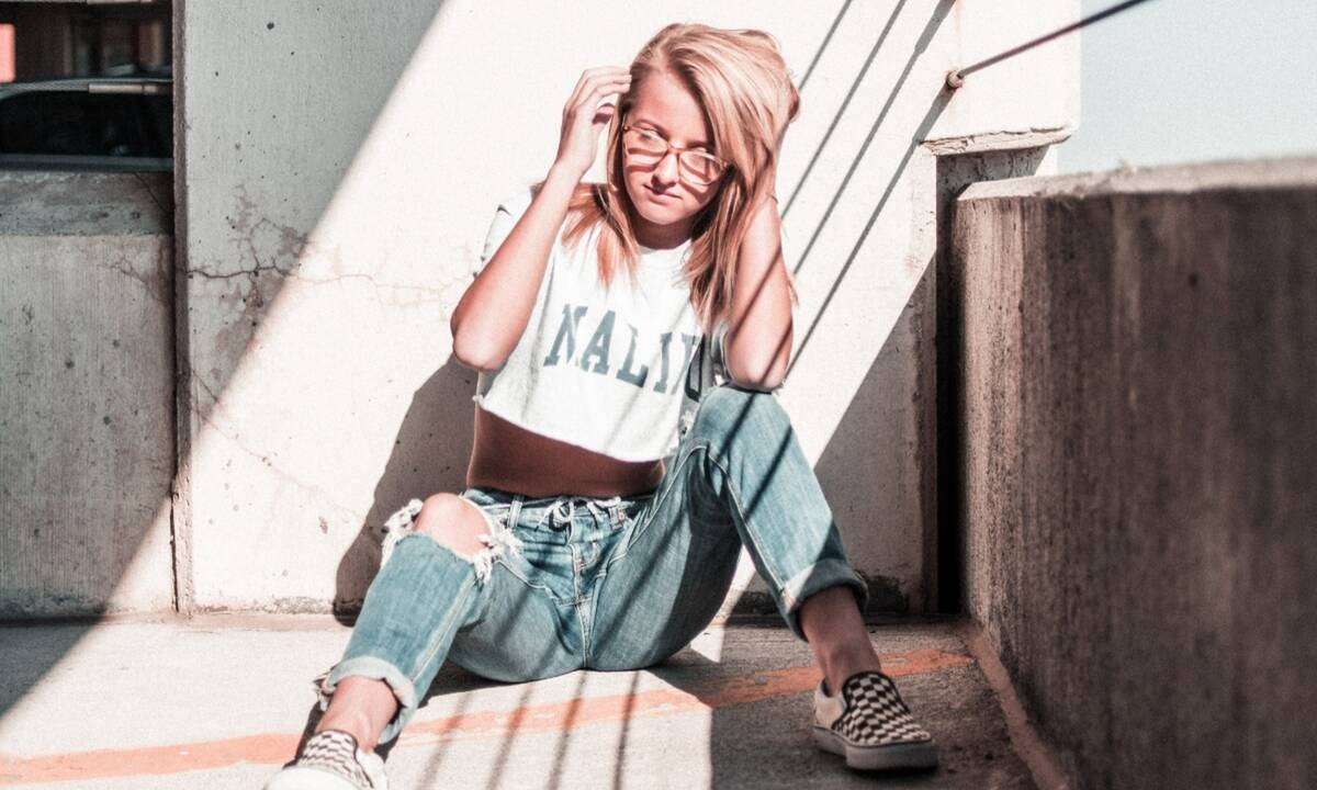 DIY: Πώς θα μετατρέψεις το παλιό σου T-shirt στο crop top του καλοκαιριού