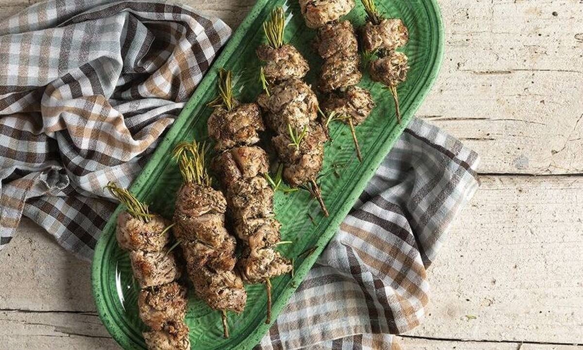 Χοιρινά σουβλάκια με Caesar σος από τον Άκη Πετρετζίκη!