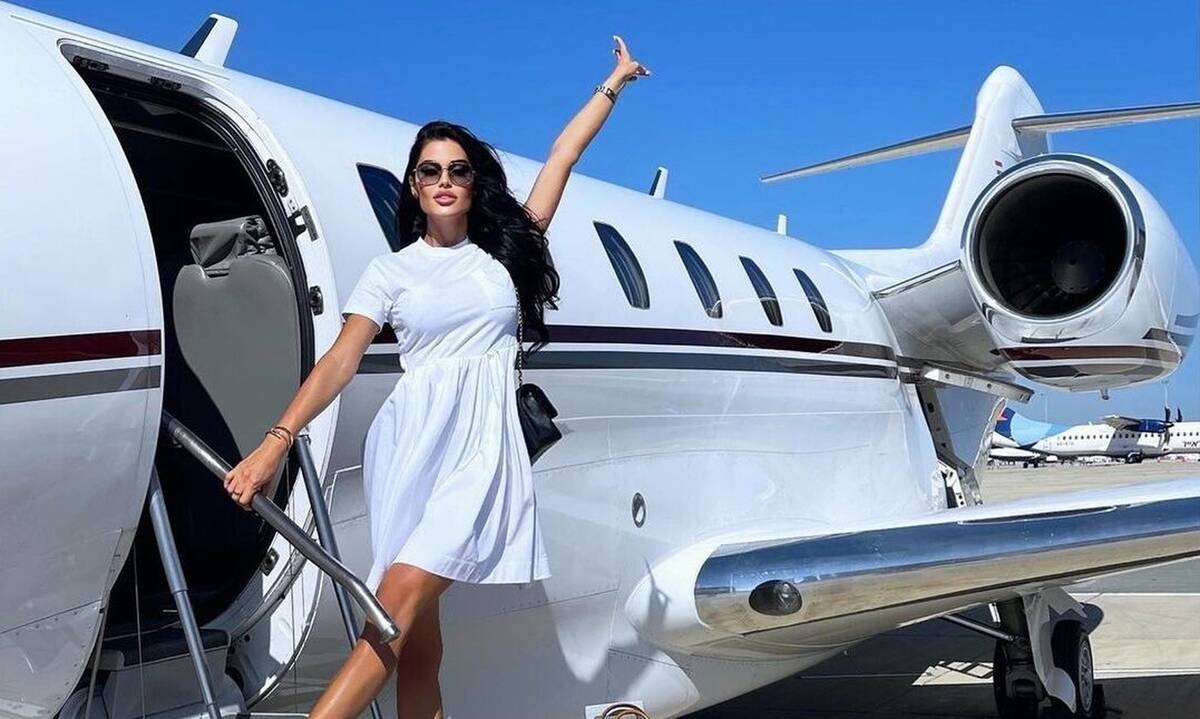 Tι συμβαίνει στη ζωή της Ιωάννας Μπέλλα; Οι νέες πόζες σε ιδιωτικό lear jet! Είναι του πρώην της;