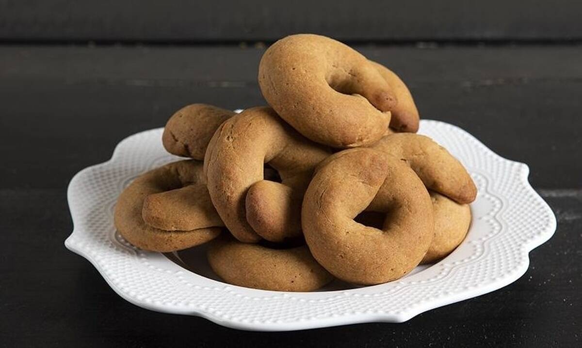 Λαχταριστά μουστοκούλουρα από τον Άκη Πετρετζίκη