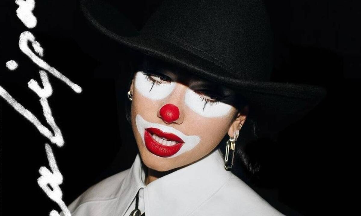 H Dua Lipa πρωτοπορεί ξανά στο νέο της video clip