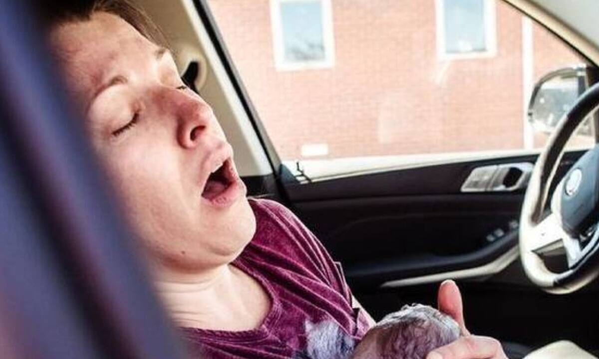 Γέννησε στο αυτοκίνητο και οι φωτογραφίες είναι καθηλωτικές