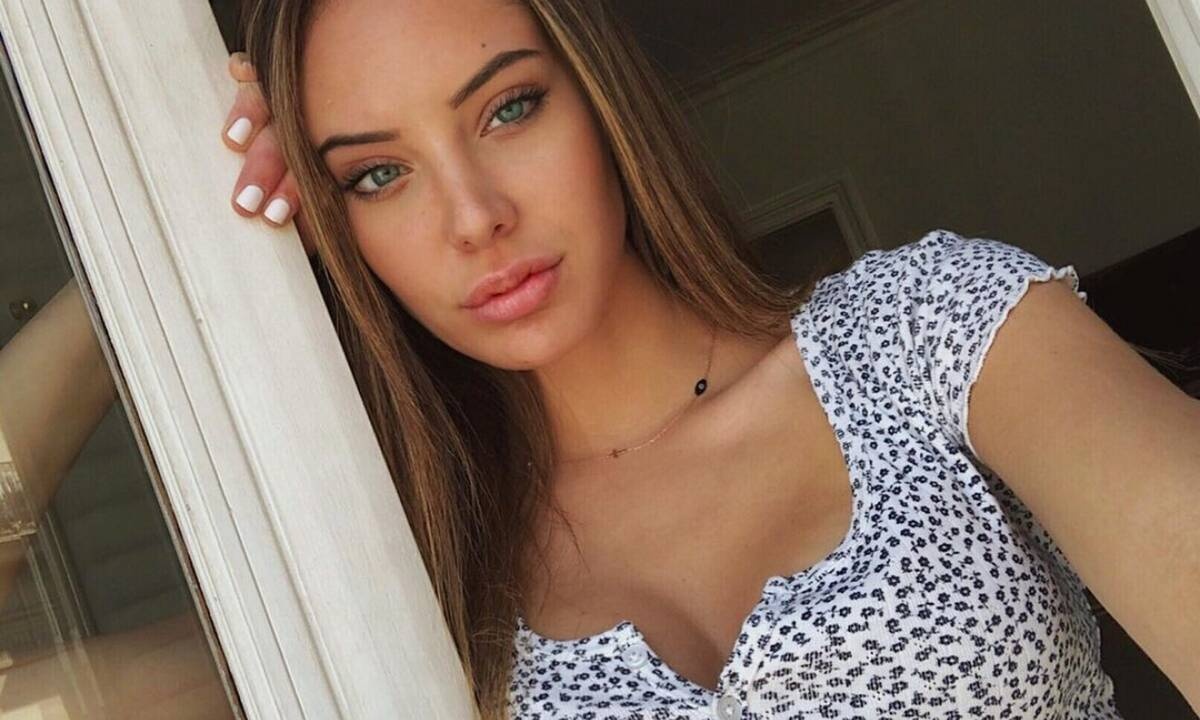 Νεφέλη Λιβιεράτου: Δες τη να ποζάρει με μαγιό στην παραλία