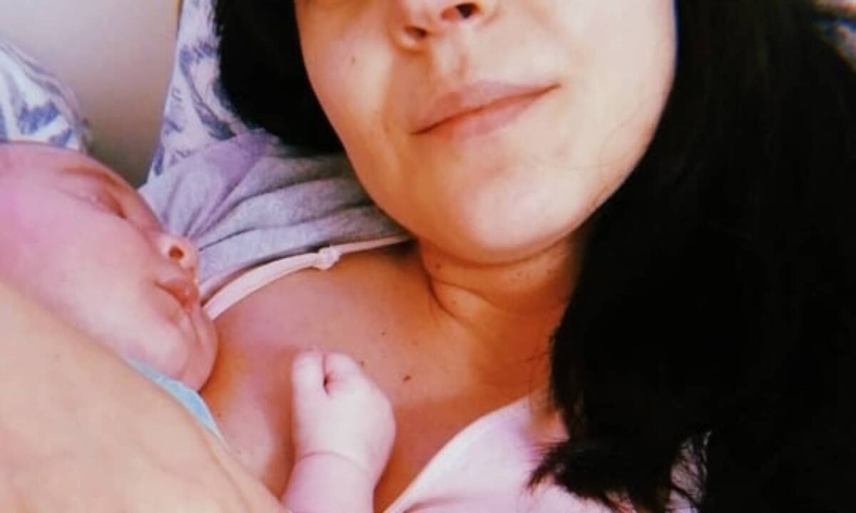 Γνωστή Ελληνίδα ηθοποιός ποζάρει στον φακό με το νεογέννητο μωρό της