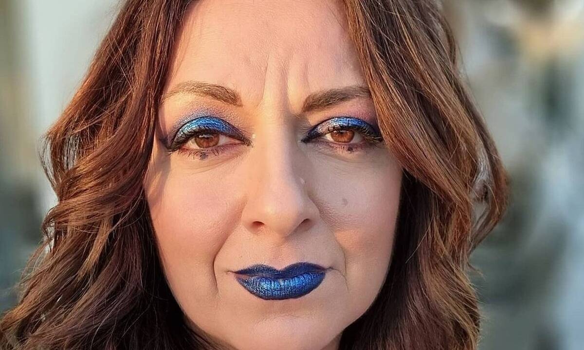 Σοφία Μουτίδου: Είναι ακομπλεξάριστη! Ανέβασε βίντεο που φαίνεται η άβαφη ρίζα & τα λευκά μαλλιά της