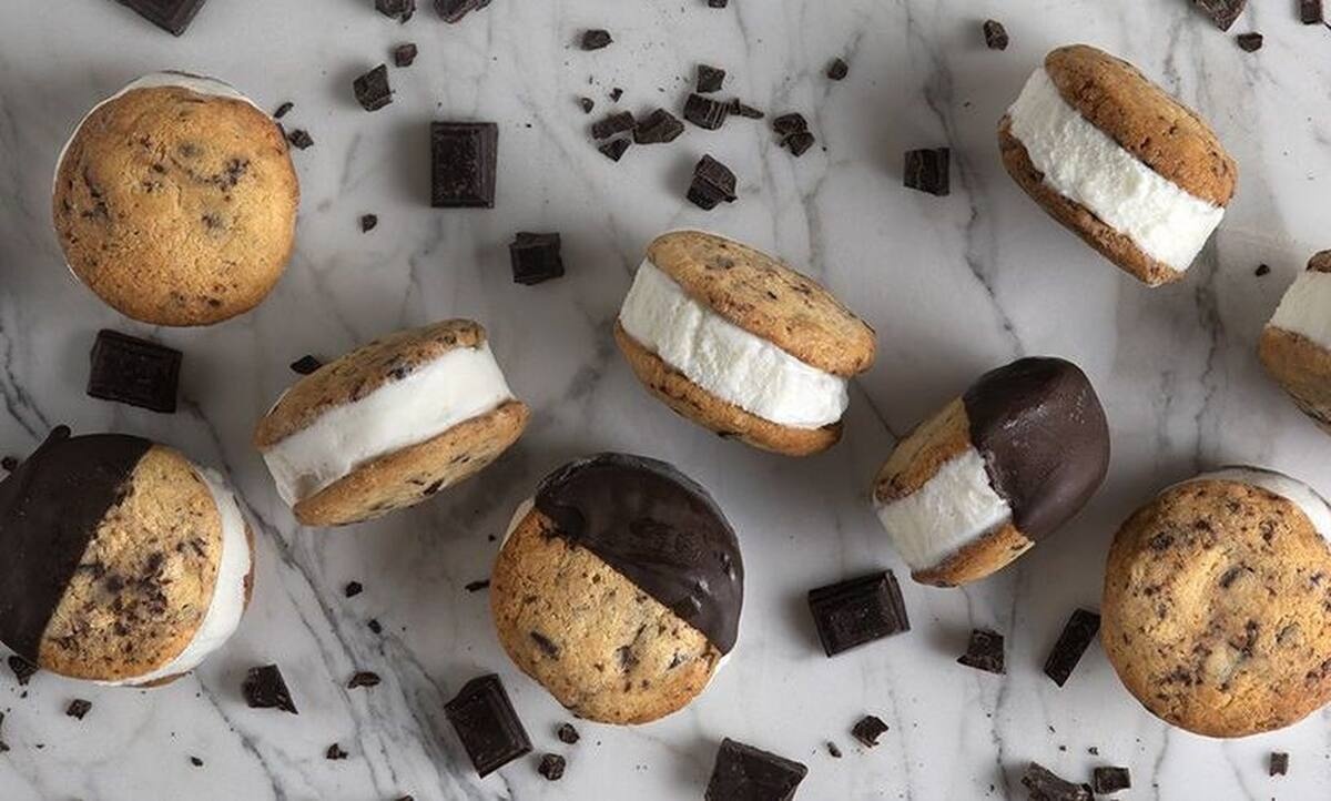 Παγωτό σάντουιτς με σπιτικά μπισκότα από τον Άκη Πετρετζίκη