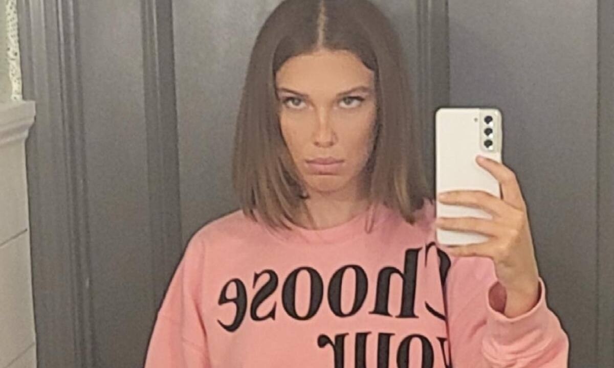 Η Millie Bobby Brown έβαλε την μπλούζα που θα σε σώσει στο πλοίο και όχι μόνο