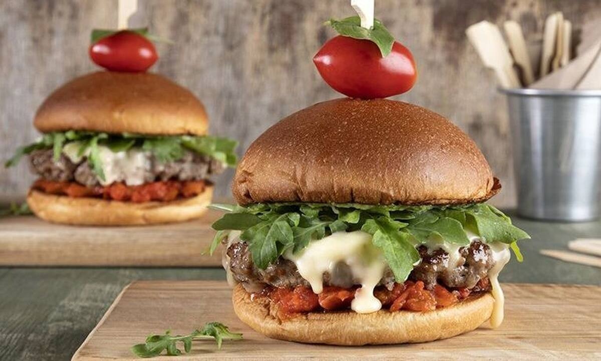 Italian burger από τον Άκη Πετρετζίκη