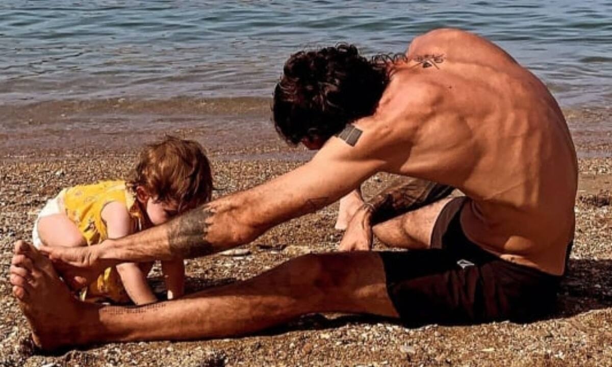 Eλληνίδα ηθοποιός φωτογραφίζει την κόρη και τον σύζυγό της στην παραλία