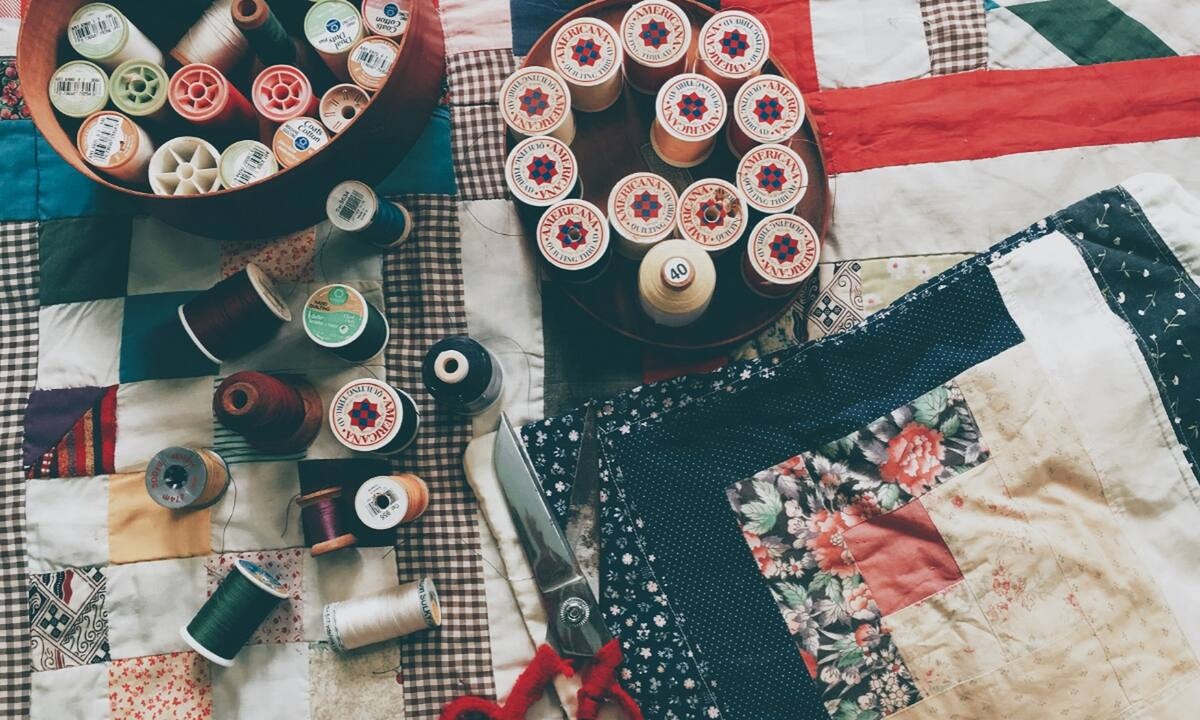 DIY: Φτιάξε μόνη σου τα πιο τέλεια patchwork jeans