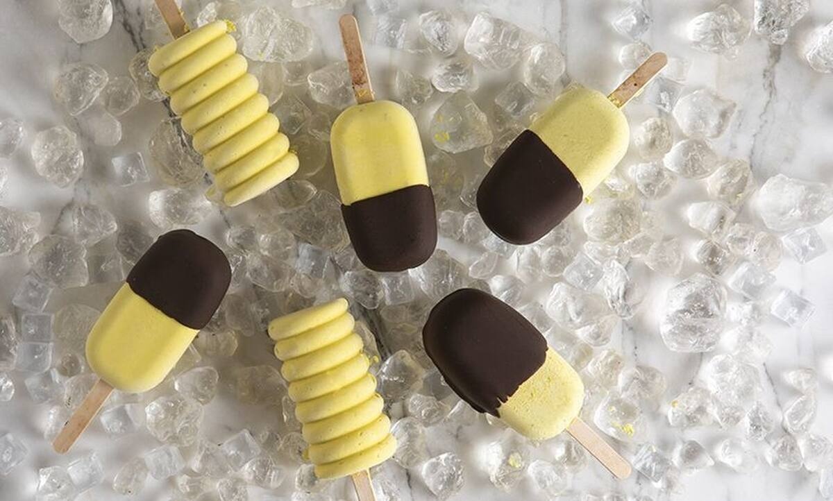 Φτιάξτε εύκολα και γρήγορα παγωτό μπανάνα σε ξυλάκι όπως ο Άκης Πετρετζίκης