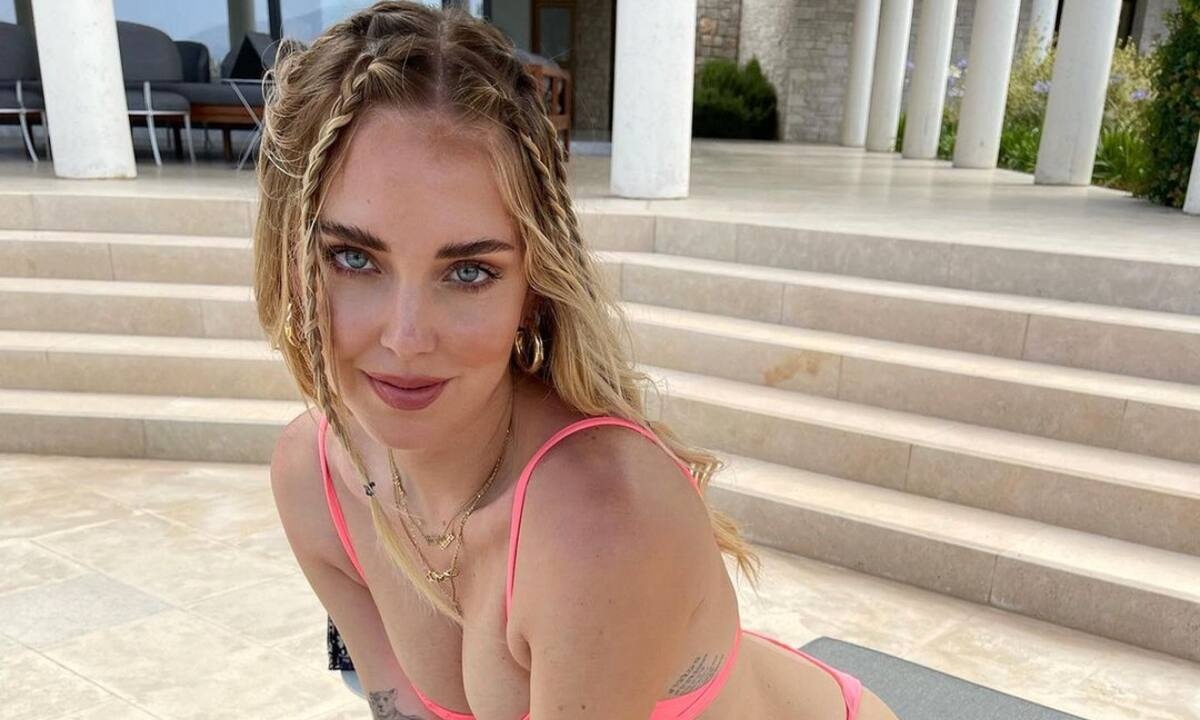 Chiara Ferragni: Οι «καυτές» πόζες της στο ταξίδι της στην Ελλάδα