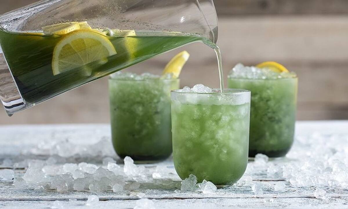 Σπιτική λεμονάδα με σπιρουλίνα από τον Άκη Πετρετζίκη!