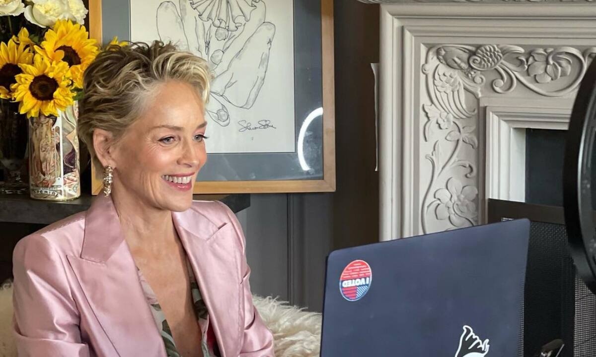 Δες τη Sharon Stone να ποζάρει με μπικίνι στα 63 της