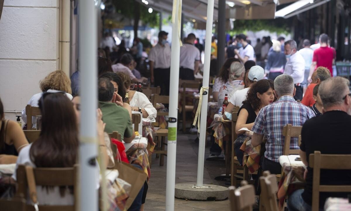 Προνόμια εμβολιασμένων: Πώς θα λειτουργούν μπαρ, εστιατόρια – Τι ισχύει για τα γήπεδα