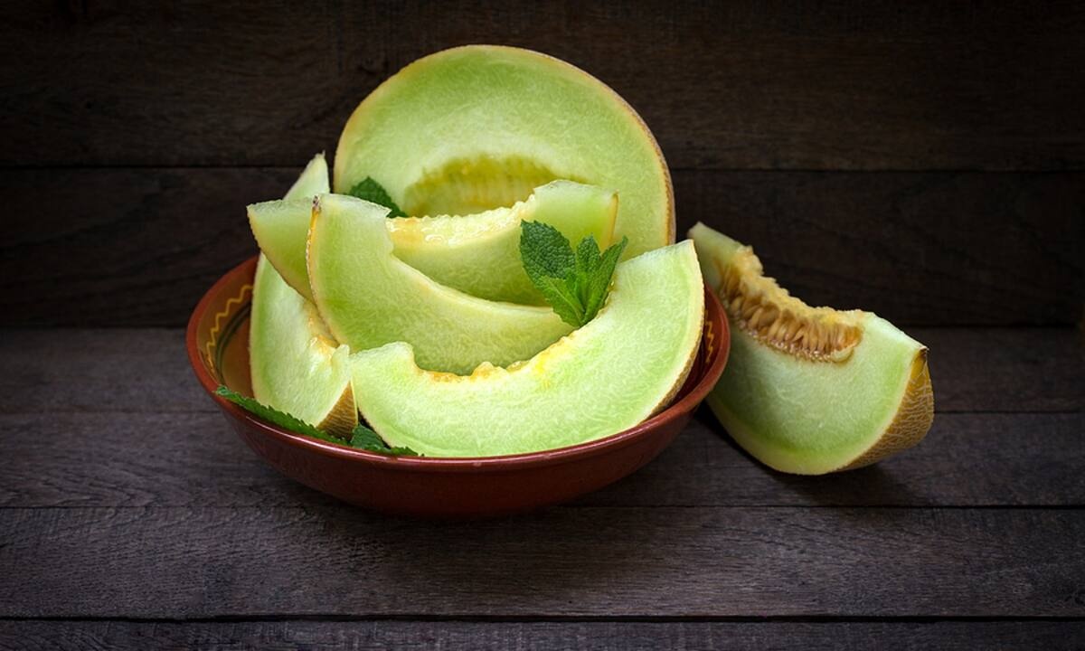 Πεπόνι: Πoια θρεπτικά στοιχεία & σε ποια ποσότητα λαμβάνουμε από το καλοκαιρινό φρούτο (εικόνες)