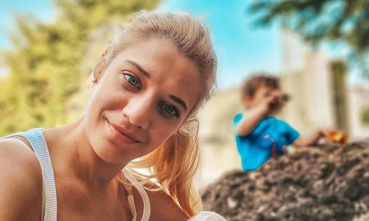 Τζένη Θεωνά: Παιχνίδια με  τον γιο της στην πισίνα