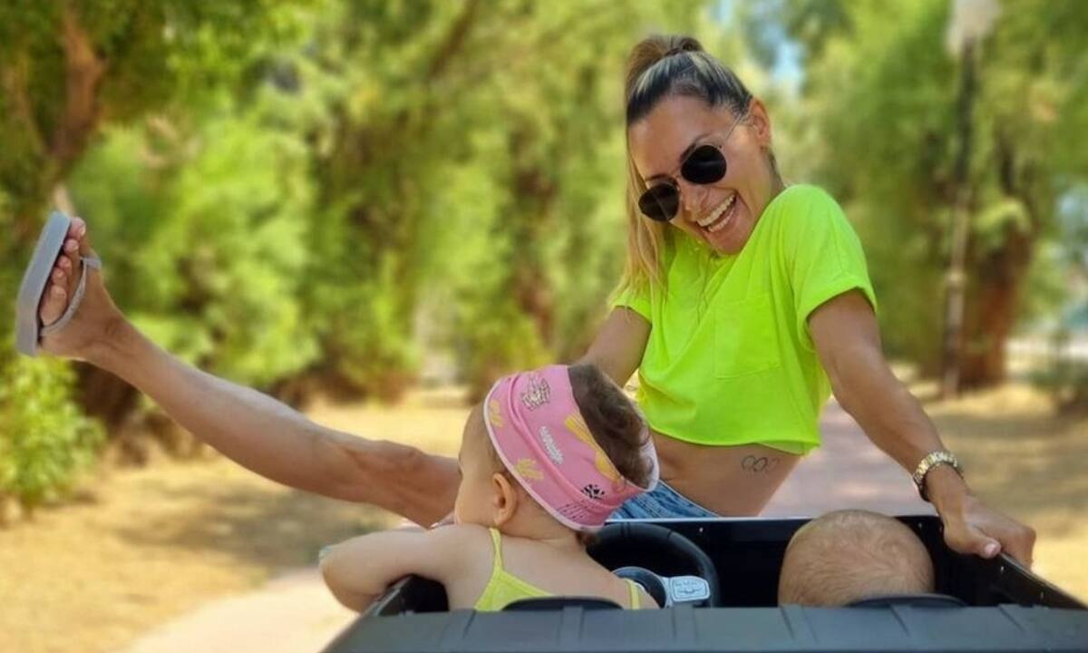 Μιλλούση - Πετρούνιας: Οι κόρες τους κάνουν βόλτα με αυτοκίνητο