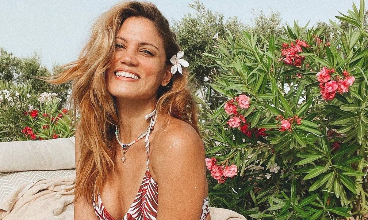Μαίρη Συνατσάκη: Έφυγε για διακοπές και φοράει τα πιο στυλάτα μαγιό του φετινού καλοκαιριού!