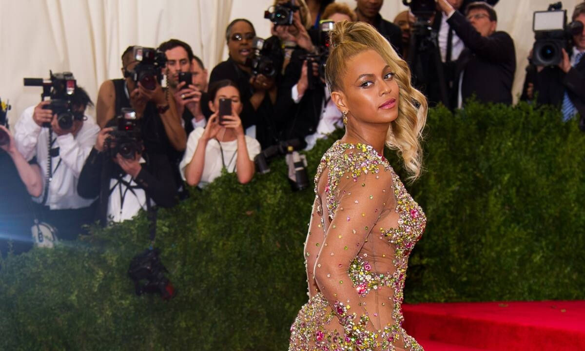 Το «γυμνό» φόρεμα είναι το πιο hot trend του καλοκαιριού - Το έχουν εγκρίνει όλες οι celebrities