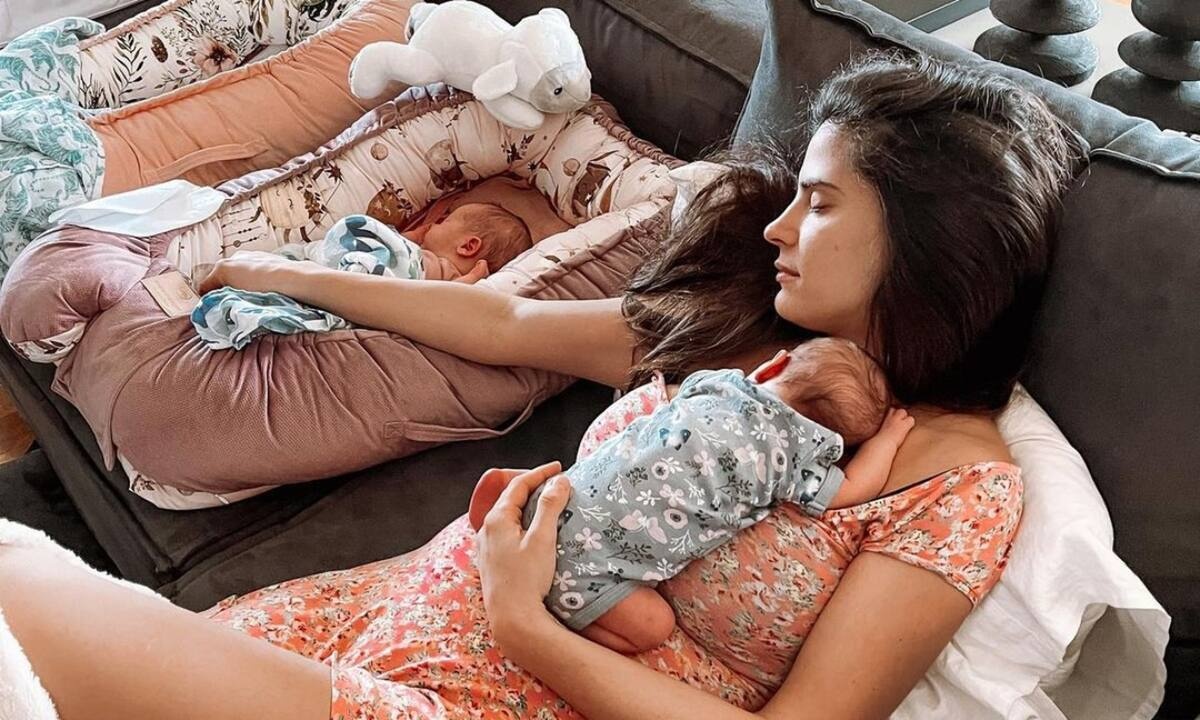 Χριστίνα Μπόμπα: Οι δίδυμες στο κρεβάτι - Νέα υπέροχη φωτογραφία