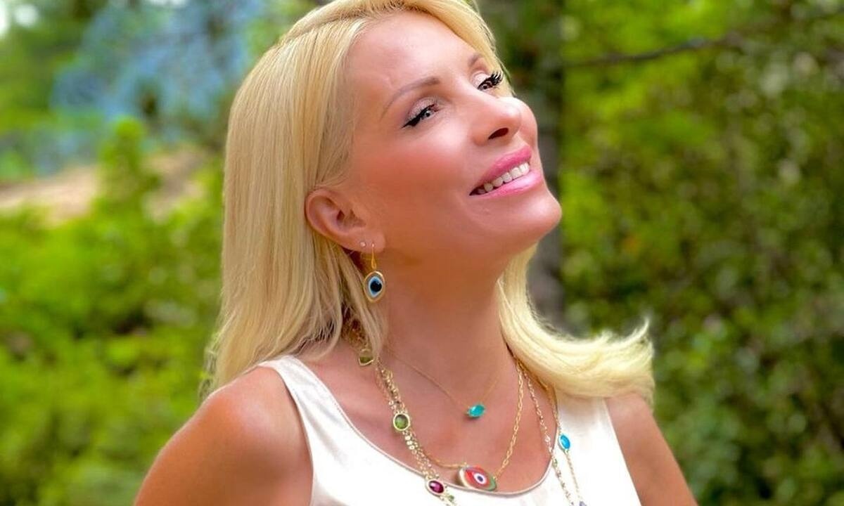 Ελένη Μενεγάκη: Και όμως είναι ακόμα εδώ! Γιατί δεν έφυγε για Άνδρο;