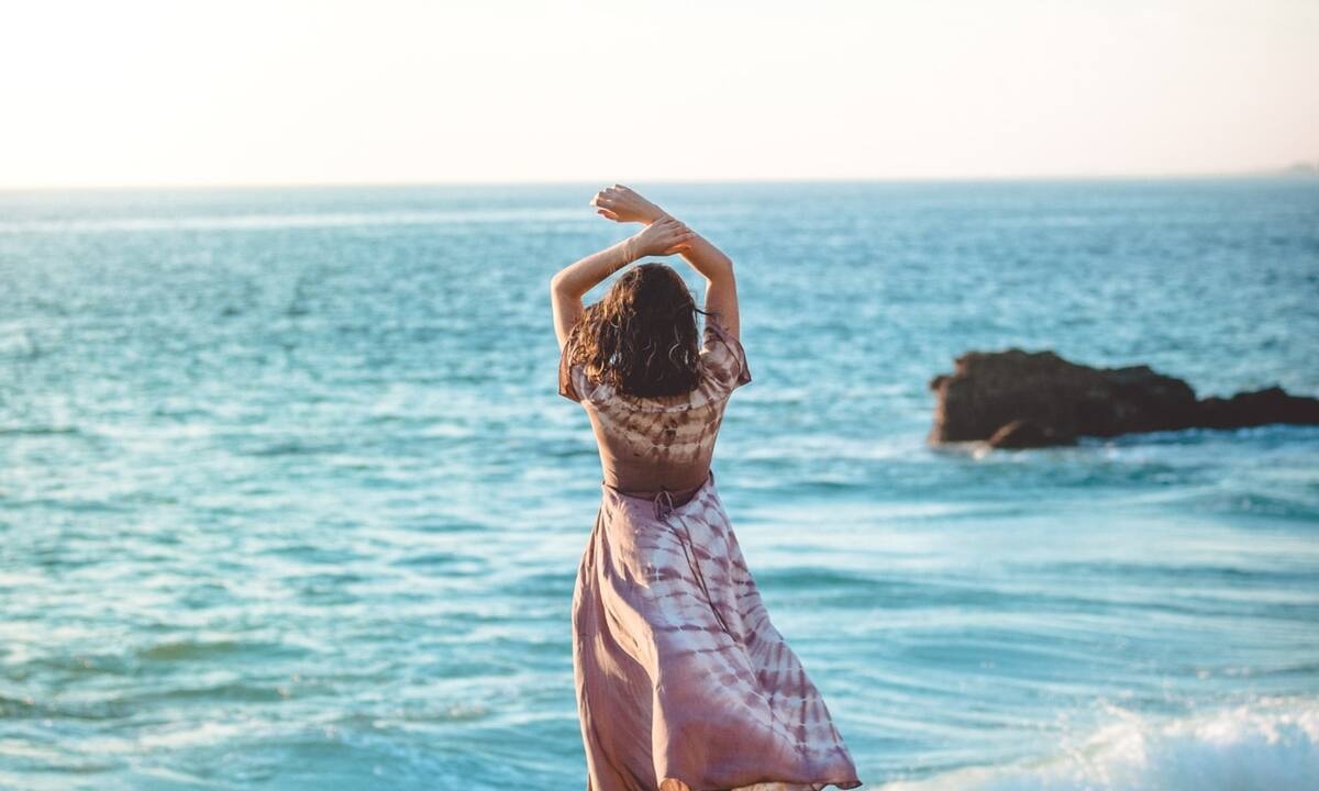 Τα 10 καλύτερα τραγούδια για να ακούσεις στην παραλία (και στη βεράντα!)