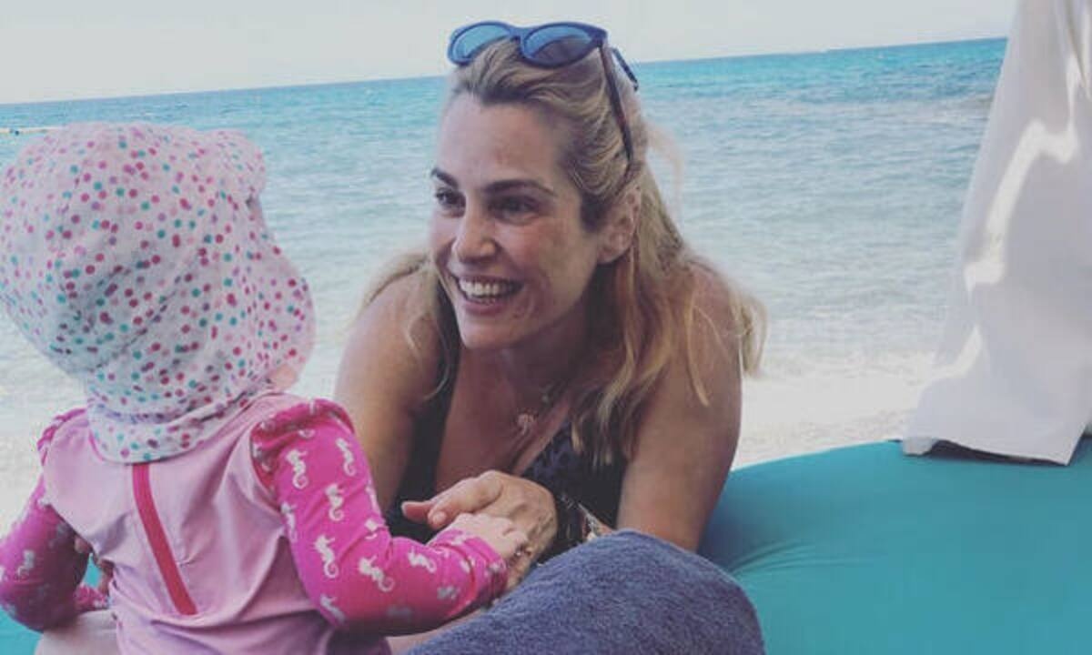 Τζένη Μπότση: Μας έδειξε τη μπομπονιέρα & το βαφτιστικό φόρεμα της κόρης της