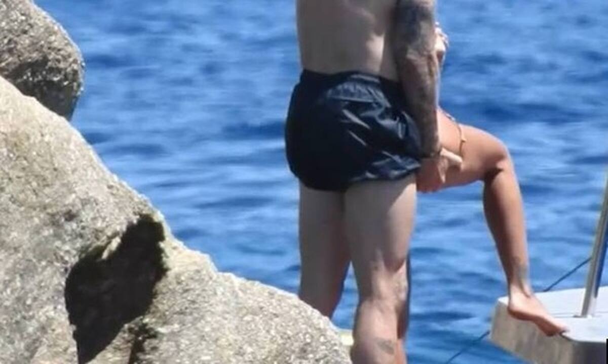 Παιδιά, σας βλέπουν! Γνωστό ζευγάρι ασυγκράτητο στη Μύκονο (vid)