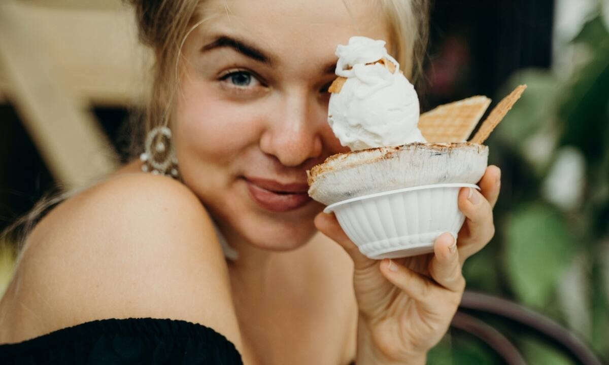 Πώς θα φτιάξεις παγωτό σε 5 λεπτά χωρίς ψυγείο και χωρίς παγωτομηχανή (video)