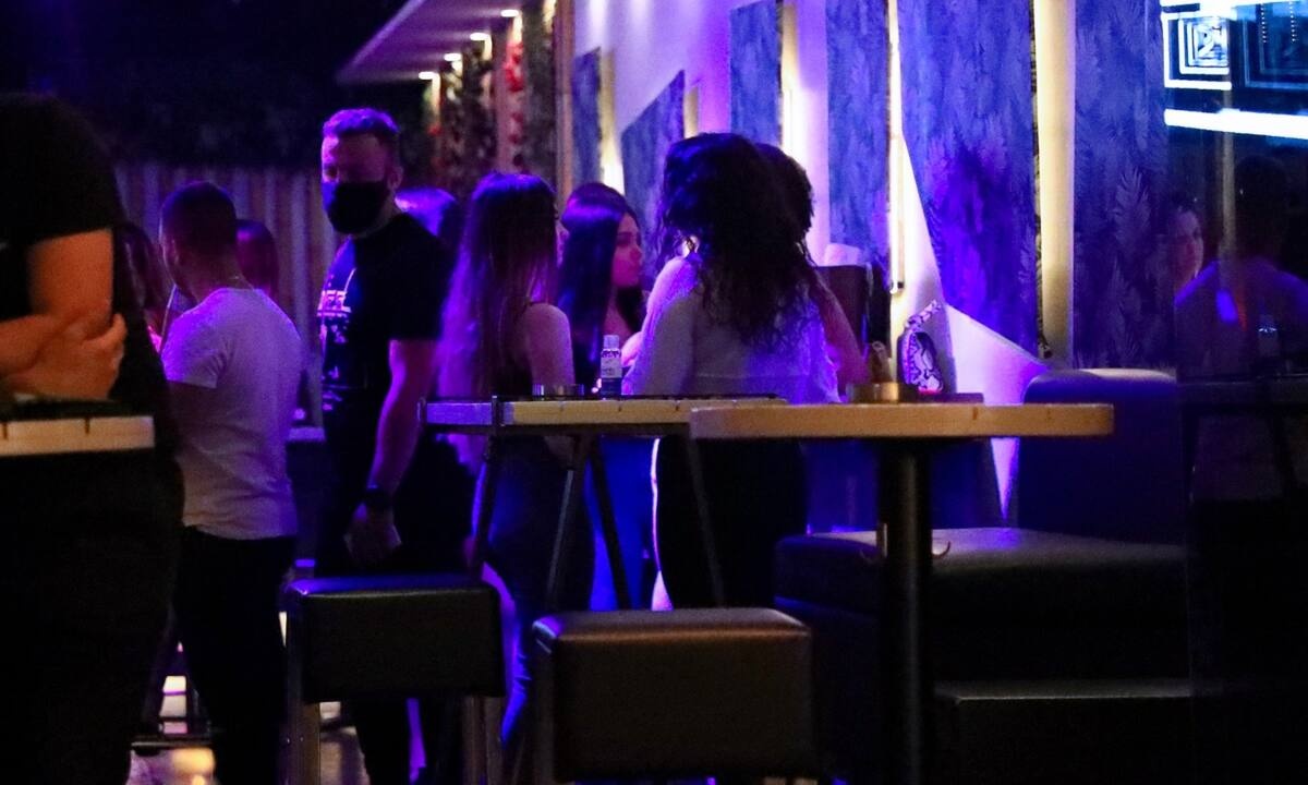 Εστίαση: Μόνο εμβολιασμένοι και νοσήσαντες σε ανοιχτούς χώρους μπαρ και κέντρων διασκέδασης