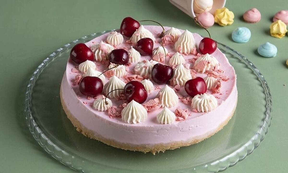 Τούρτα με γιαούρτι και ζελέ κεράσι από τον Άκη Πετρετζίκη!