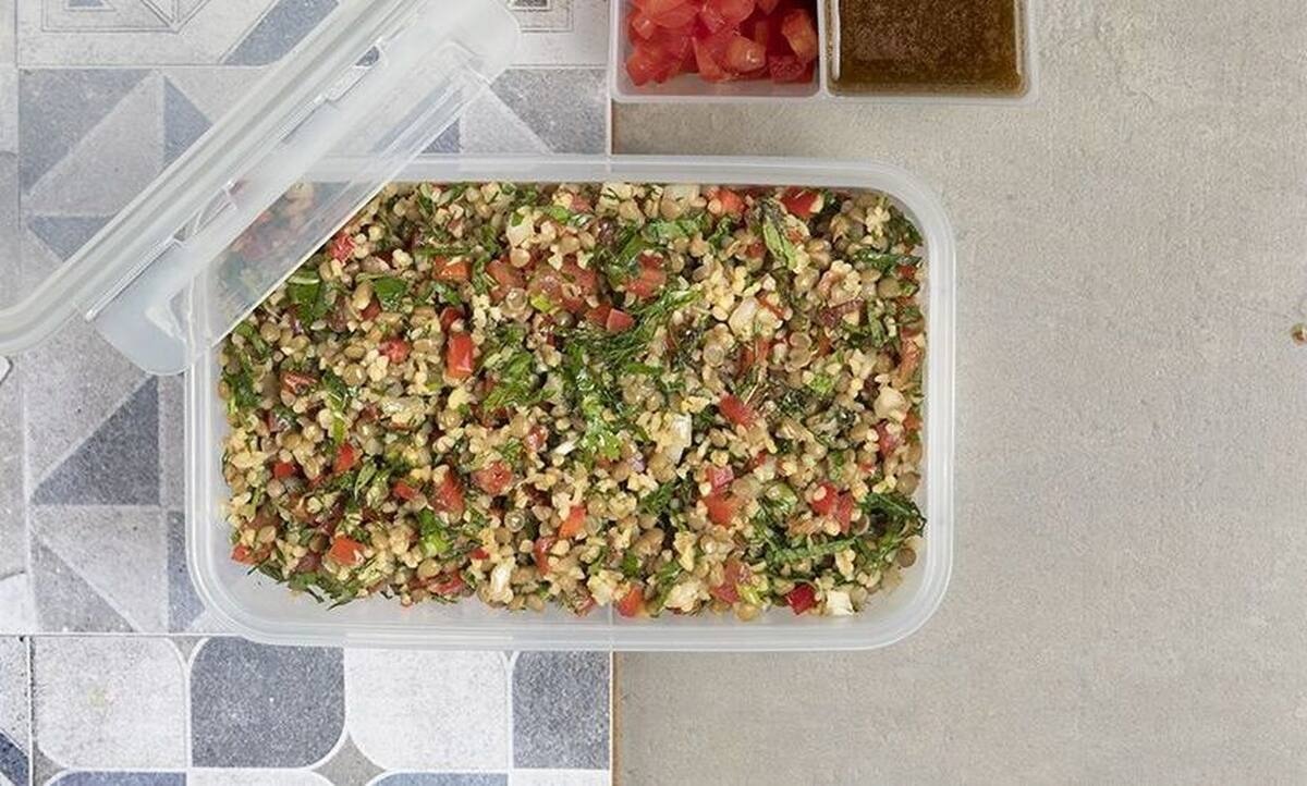 Σαλάτα με φακές, πλιγούρι και λαχανικά από τον Άκη Πετρετζίκη