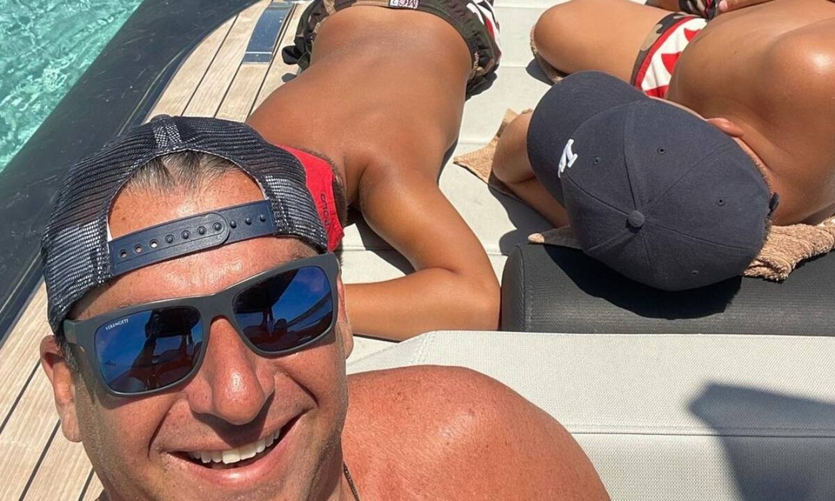 Γιώργος Λιάγκας: Η απίθανη φώτο με τους γιους του στις Κυκλάδες