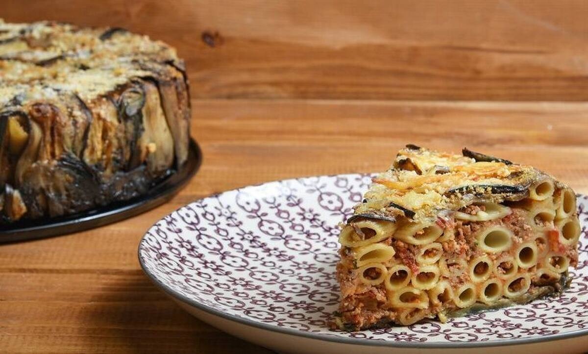 Πεντανόστιμη μακαρονόπιτα με μελιτζάνες από τον Άκη Πετρετζίκη