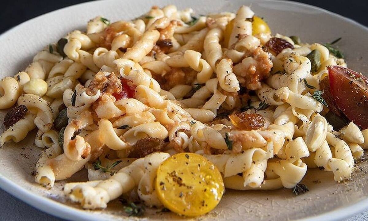 Φουσίλι με σάλτσα αντζούγιας από τον Άκη Πετρετζίκη