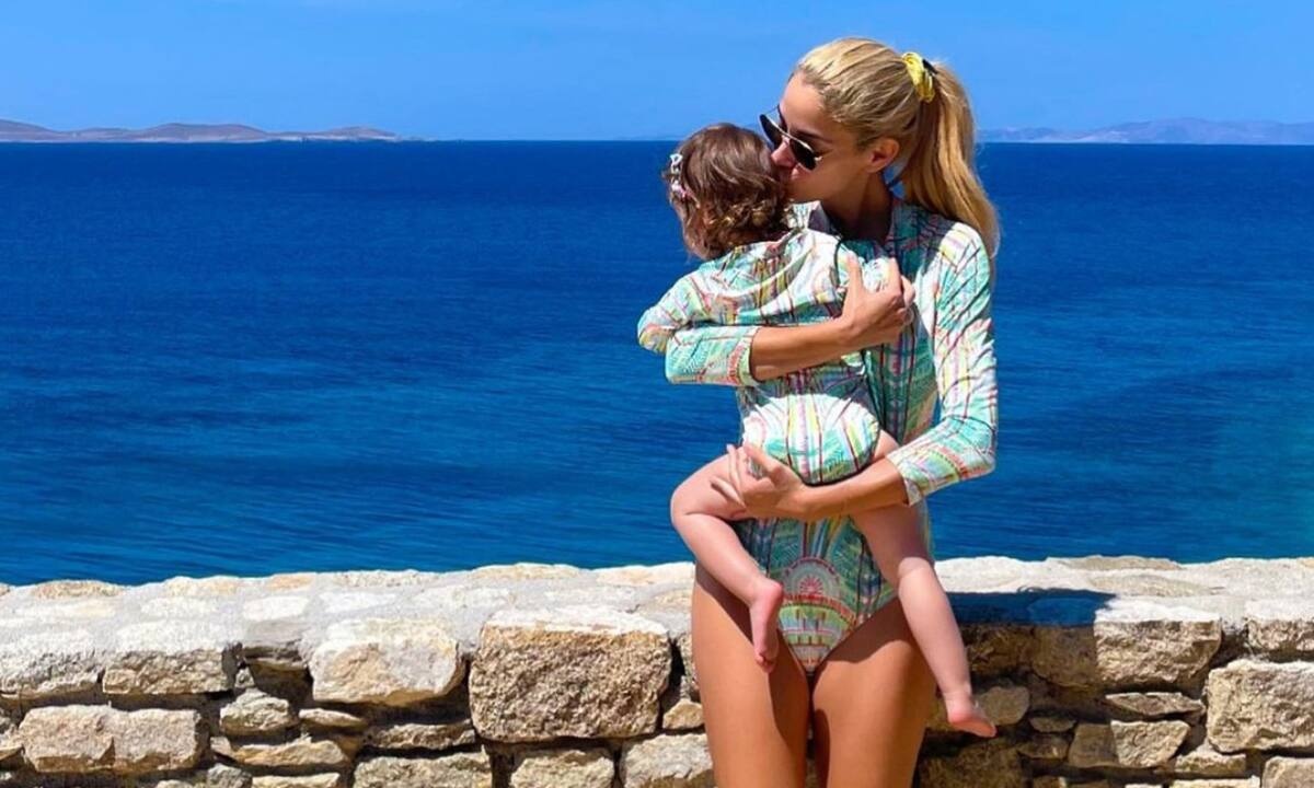 Δούκισσα Νομικού: Δείτε τι φορά στα μαλλιά με την κόρη της (εικόνες)