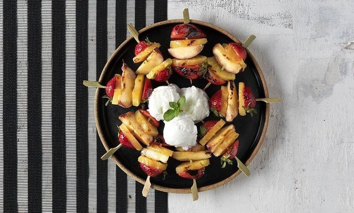 Φρουτοξυλάκια με σπιτικό παγωτό βανίλια από τον Άκη Πετρετζίκη!