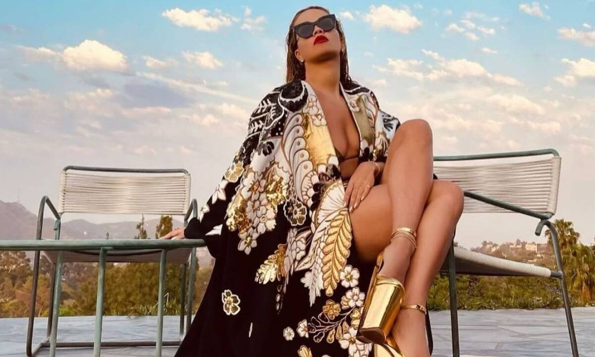 Η Rita Ora κάνει διακοπές στη Μύκονο (photos)