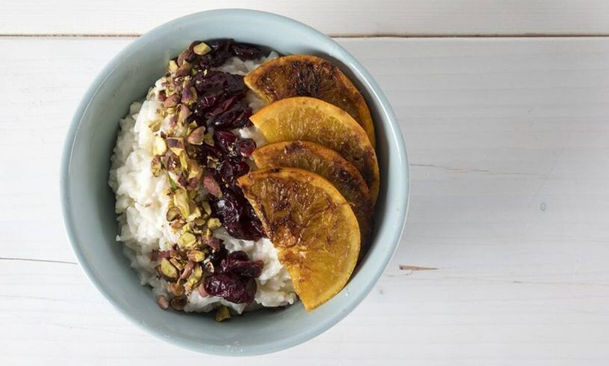 Μία διαφορετική συνταγή: Ρυζόγαλο με γάλα καρύδας και πορτοκάλι από τον Άκη Πετρετζίκη